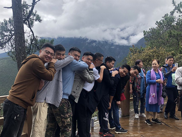 國德貨架員工搬運(yùn)